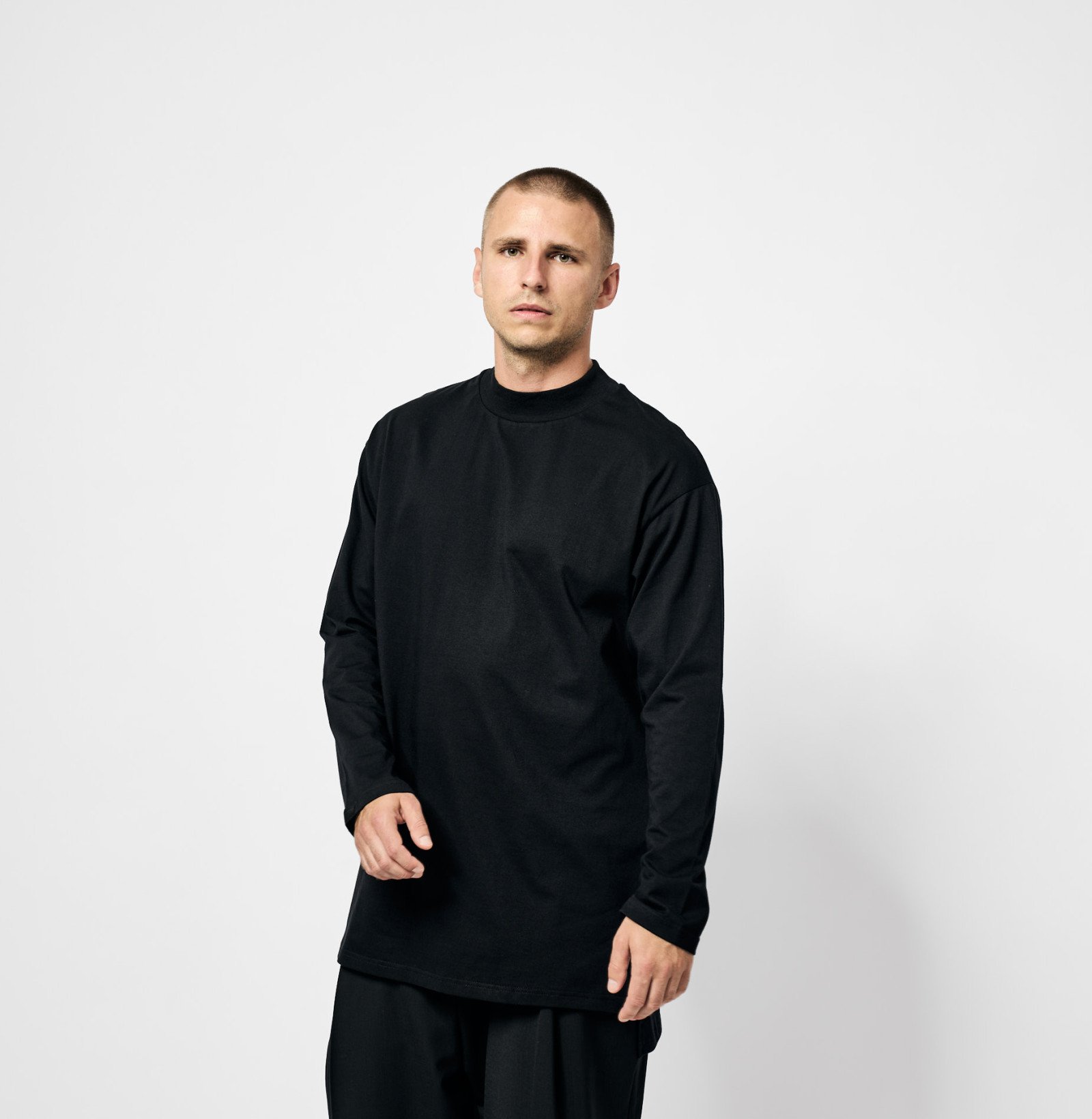 neck long sleeve tee b