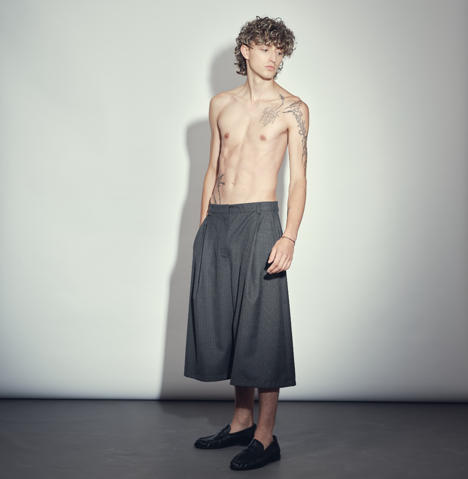 Wool mid-calf pants grey stripes