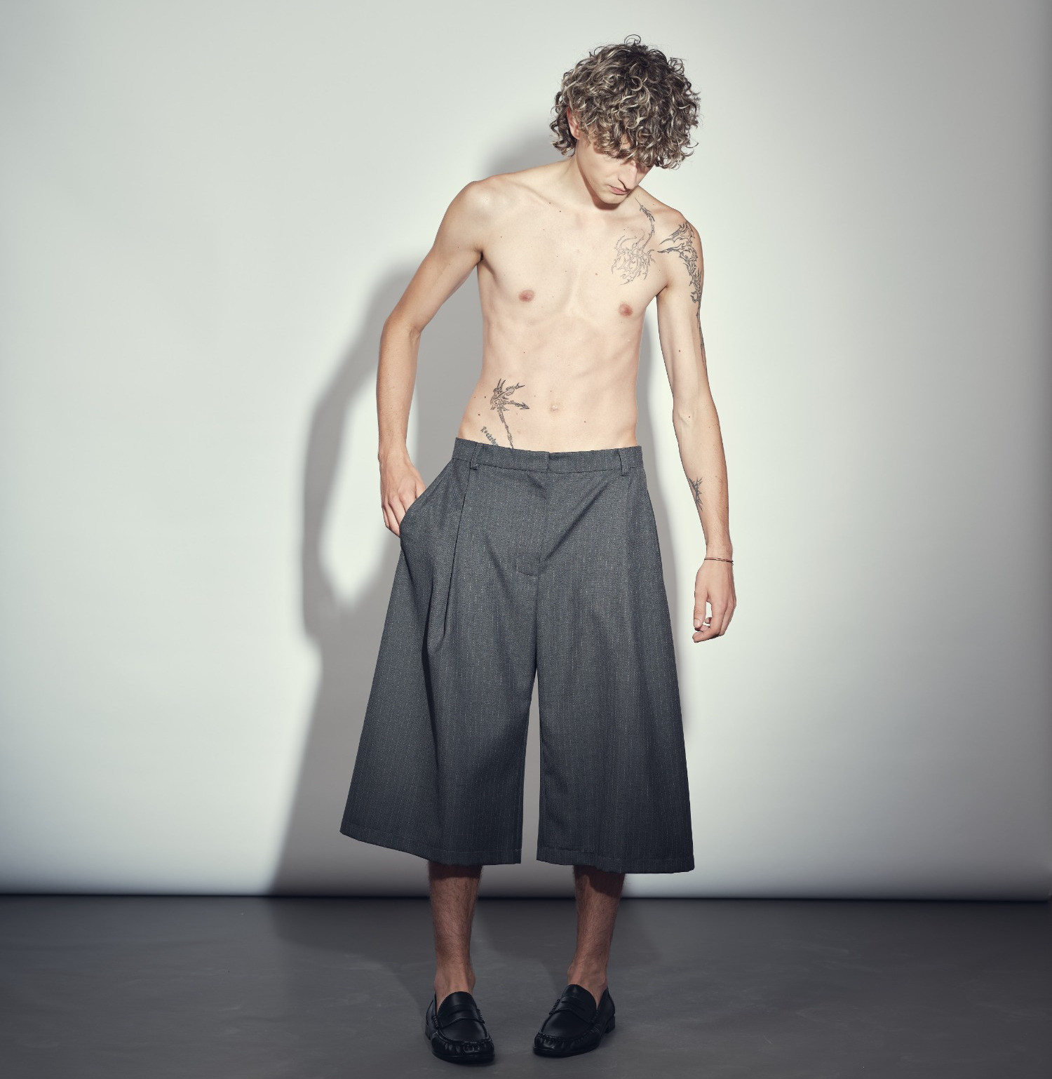 Wool mid-calf pants grey stripes