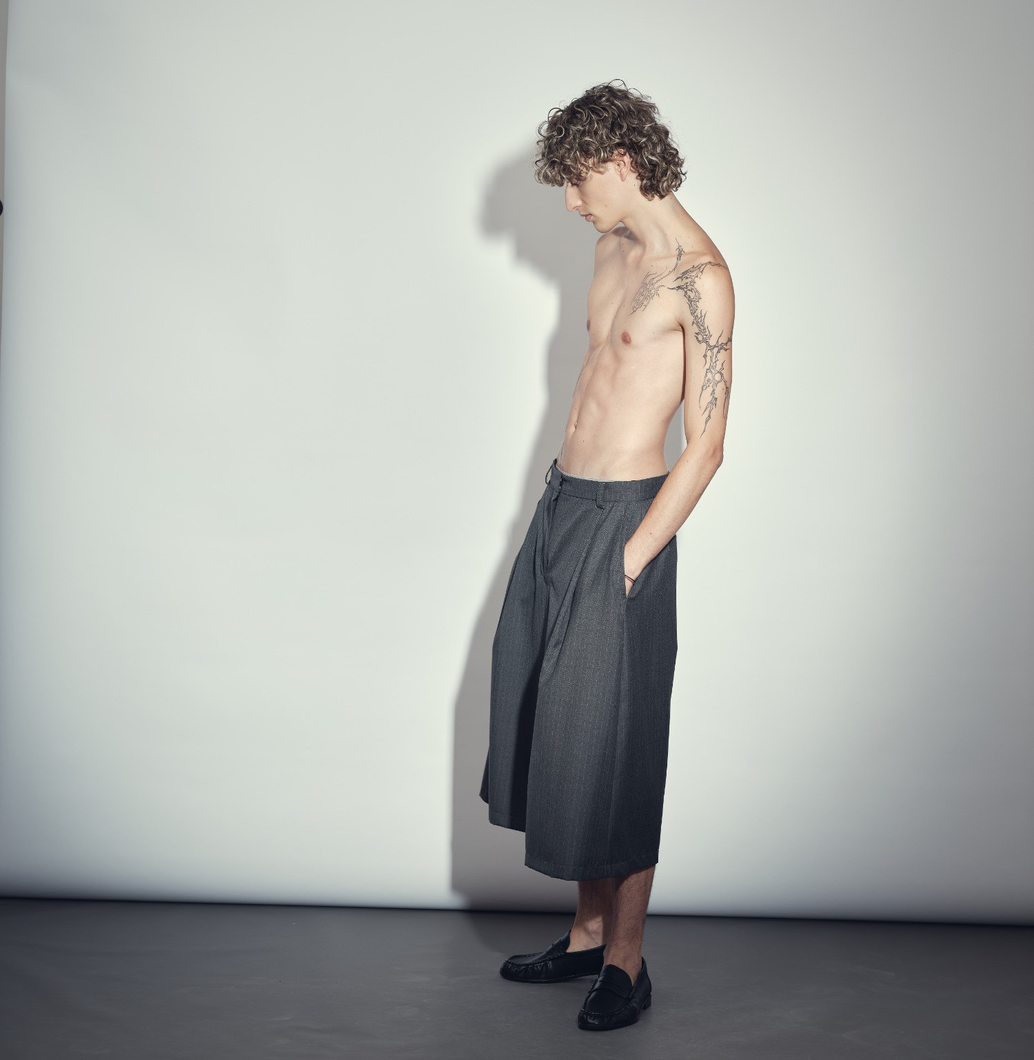 Wool mid-calf pants grey stripes