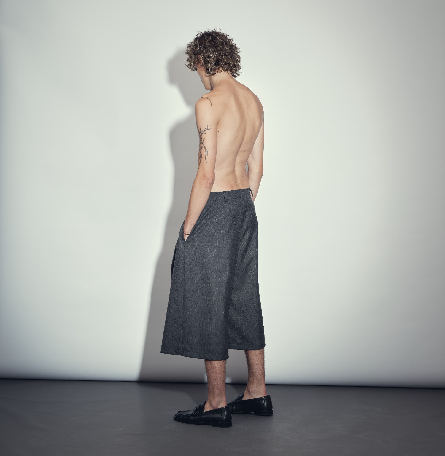 Wool mid-calf pants grey stripes